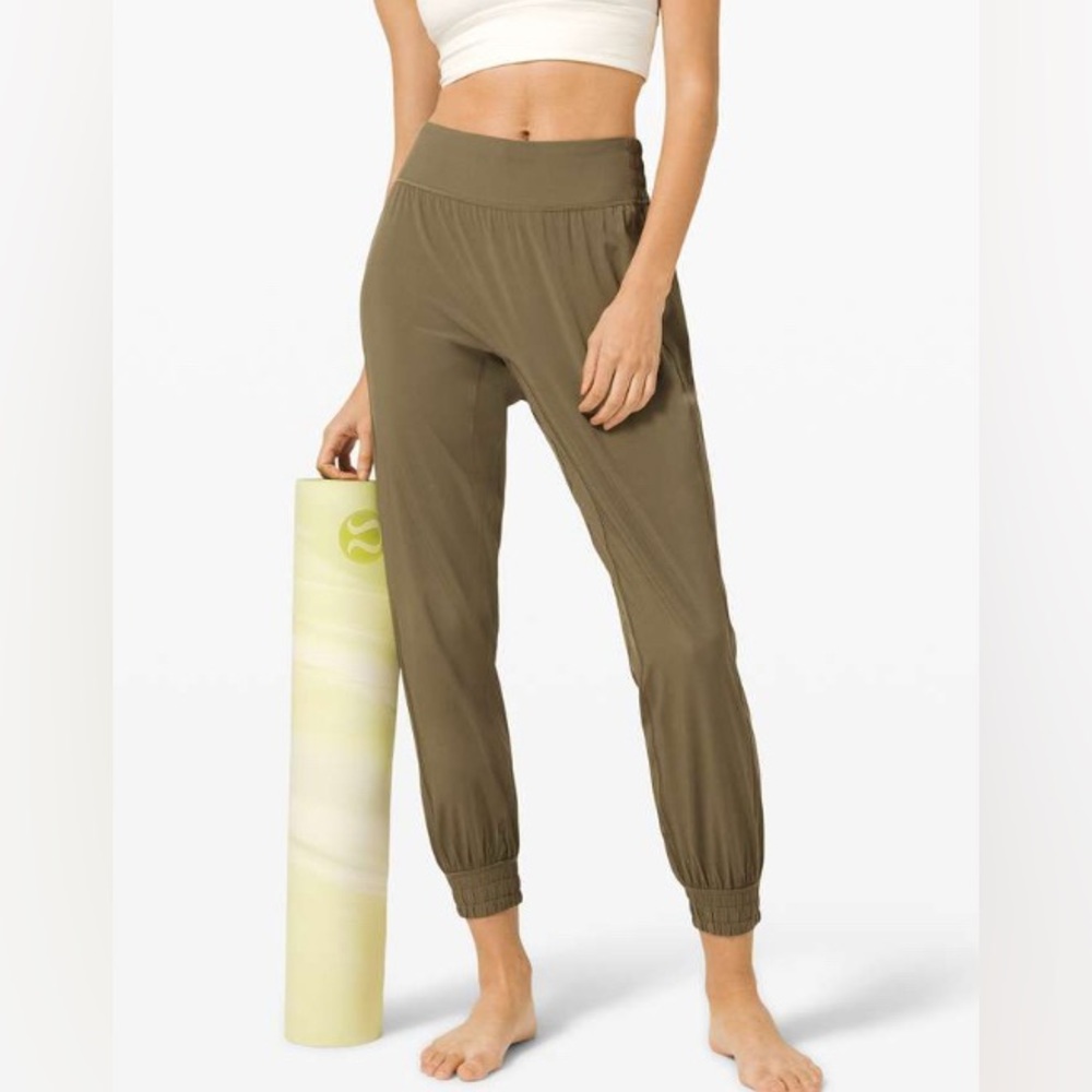 #432 Lululemon Sun Setter Jogger *28"
Light Military Sz 10